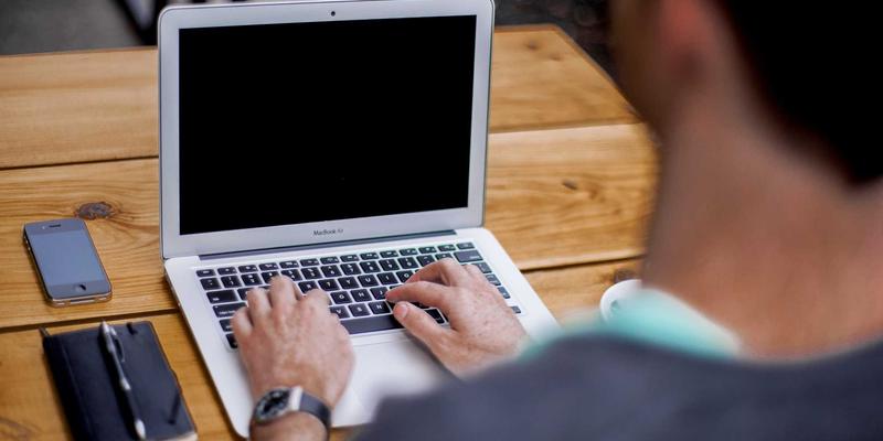 ISTUI20深度解析：红色主题与卡片式布局如何重塑用户体验