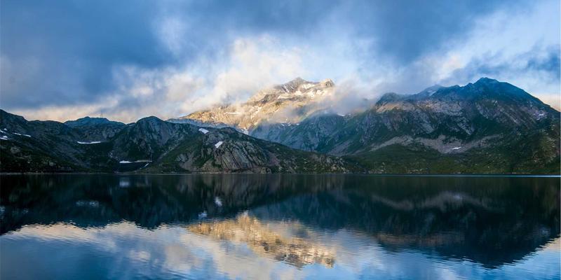 ISTUI92深度解析：红色主题与卡片式布局如何重塑用户体验