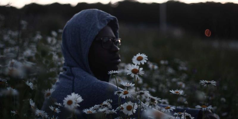 ISTUI框架移动端适配策略：红色主题下的卡片式布局与手势交互设计