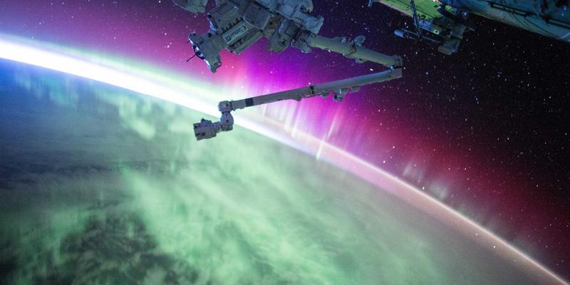 UX设计新突破：ISTUI框架结合React 18并发特性，如何让红色主题卡片式布局应用响应速度提升300%