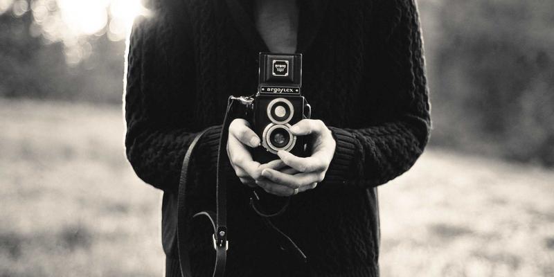 红色能量与秩序之美：基于ISTUI框架的卡片式布局微交互设计如何重塑用户体验